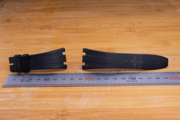 Load image into Gallery viewer, Audemars Piguet 30x21mm black strap FCD29234
